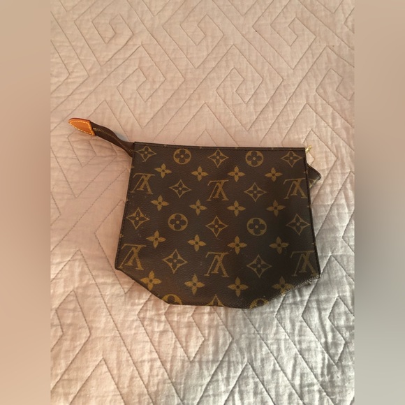 Womens Louis Vuitton make up travel bag - Picture 2 of 11